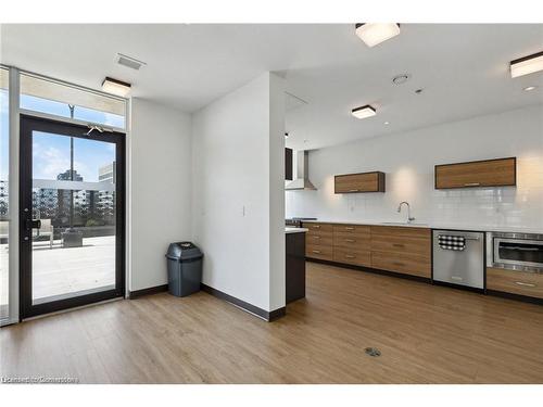 8-60 Charles Street W, Kitchener, ON - Indoor Photo Showing Kitchen