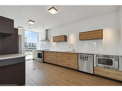 8-60 Charles Street W, Kitchener, ON - Indoor Photo Showing Kitchen