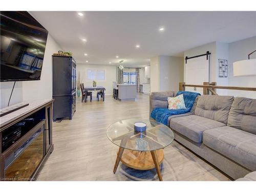 77 Oak Hill Drive, Cambridge, ON - Indoor Photo Showing Living Room