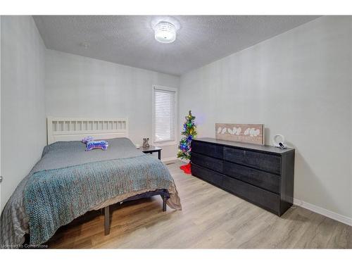 77 Oak Hill Drive, Cambridge, ON - Indoor Photo Showing Bedroom