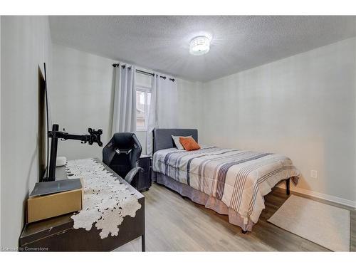 77 Oak Hill Drive, Cambridge, ON - Indoor Photo Showing Bedroom