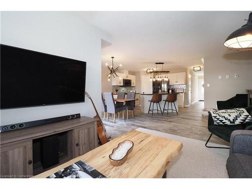 30 Isaac Street, Elmira, ON - Indoor Photo Showing Living Room