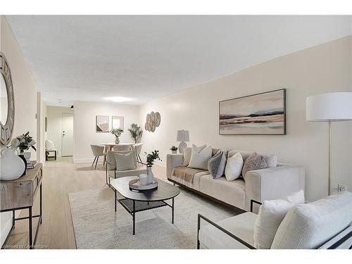 411-55 Green Valley Drive, Kitchener, ON - Indoor Photo Showing Living Room