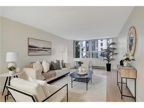 411-55 Green Valley Drive, Kitchener, ON - Indoor Photo Showing Living Room