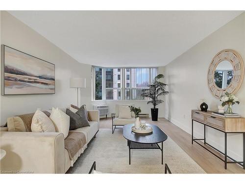 411-55 Green Valley Drive, Kitchener, ON - Indoor Photo Showing Living Room