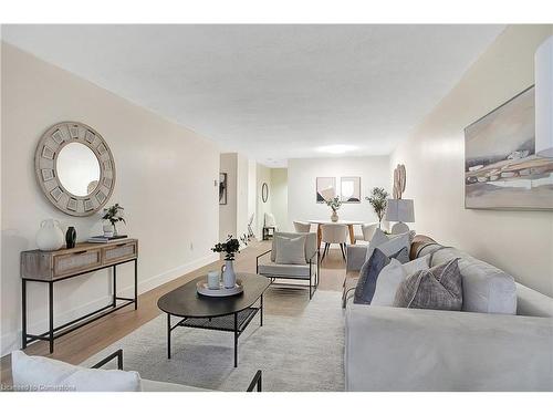 411-55 Green Valley Drive, Kitchener, ON - Indoor Photo Showing Living Room