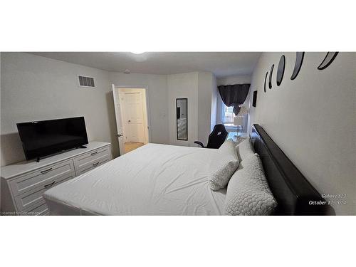 26-420 Linden Drive, Cambridge, ON - Indoor Photo Showing Bedroom