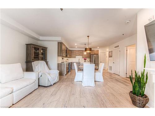 108-249 Grey Silo Road, Waterloo, ON - Indoor Photo Showing Living Room