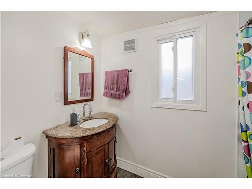 15 Todd Street, Cambridge, ON - Indoor Photo Showing Bathroom