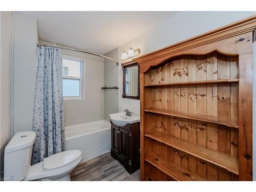 15 Todd Street, Cambridge, ON - Indoor Photo Showing Bathroom