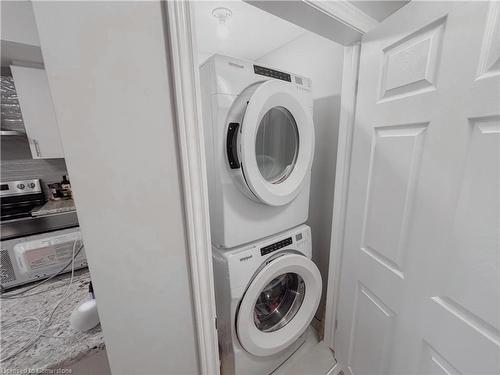 156 Oat Lane, Kitchener, ON - Indoor Photo Showing Laundry Room