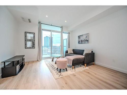 506-741 King Street West Street W, Kitchener, ON - Indoor Photo Showing Living Room