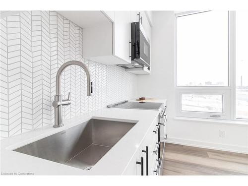 302-15 Wellington Street S, Kitchener, ON - Indoor Photo Showing Kitchen