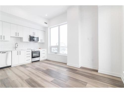 302-15 Wellington Street S, Kitchener, ON - Indoor Photo Showing Kitchen