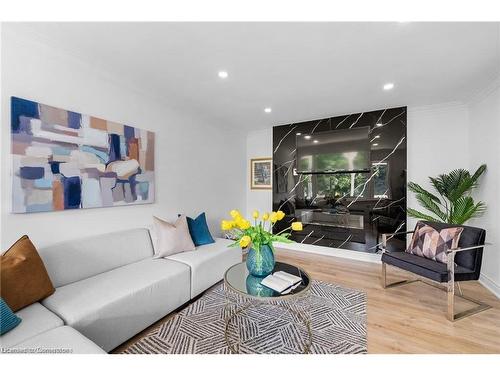 5449 Wellington Rd 39 Road, Guelph, ON - Indoor Photo Showing Living Room