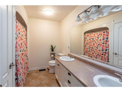 33 Notchwood Court, Kitchener, ON - Indoor Photo Showing Bathroom