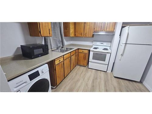 B-188 Samuelson Street, Cambridge, ON - Indoor Photo Showing Kitchen