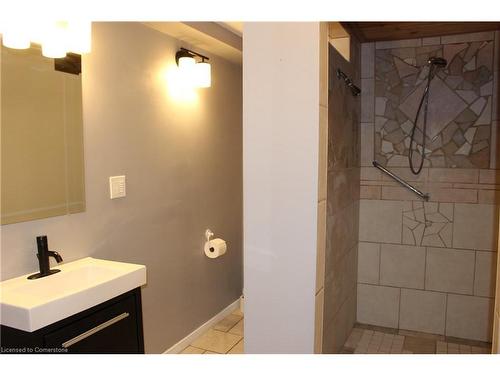 B-12 Bechtel Street, Cambridge, ON - Indoor Photo Showing Bathroom