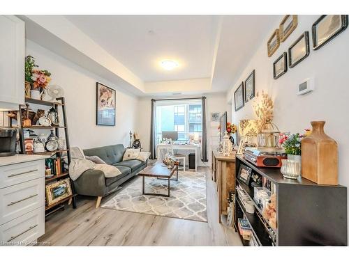 310-243 Northfield Drive E, Waterloo, ON - Indoor Photo Showing Living Room