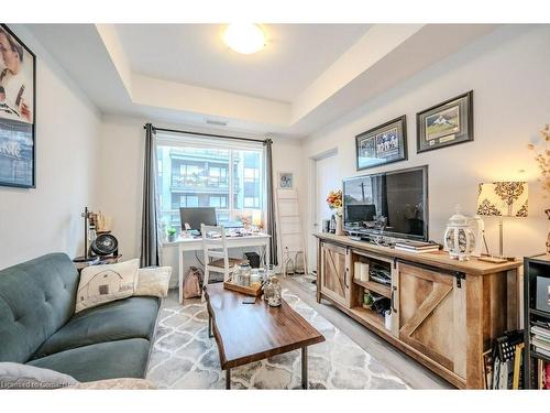 310-243 Northfield Drive E, Waterloo, ON - Indoor Photo Showing Living Room