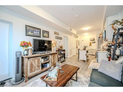 310-243 Northfield Drive E, Waterloo, ON - Indoor Photo Showing Living Room