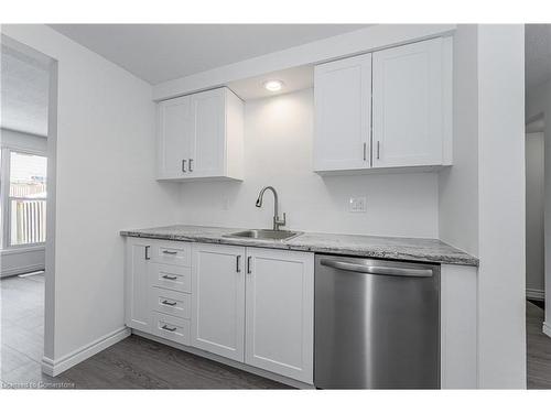 4-210 Glamis Road, Cambridge, ON - Indoor Photo Showing Kitchen