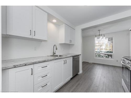 4-210 Glamis Road, Cambridge, ON - Indoor Photo Showing Kitchen