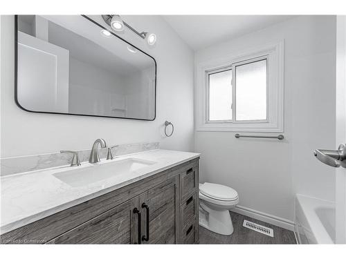 4-210 Glamis Road, Cambridge, ON - Indoor Photo Showing Bathroom