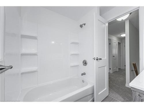 4-210 Glamis Road, Cambridge, ON - Indoor Photo Showing Bathroom