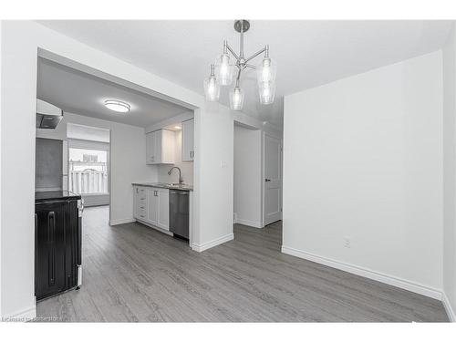 4-210 Glamis Road, Cambridge, ON - Indoor Photo Showing Kitchen