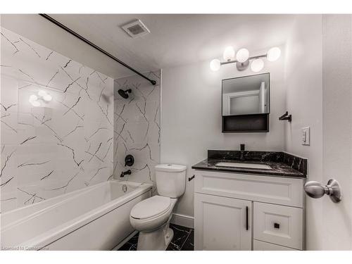 810-225 Harvard Place, Waterloo, ON - Indoor Photo Showing Bathroom