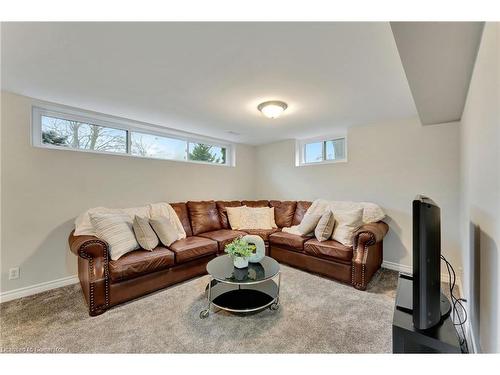 93 Crosby Drive, Kitchener, ON - Indoor Photo Showing Living Room