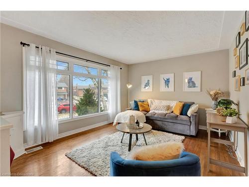 93 Crosby Drive, Kitchener, ON - Indoor Photo Showing Living Room