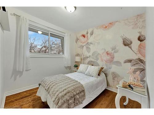 93 Crosby Drive, Kitchener, ON - Indoor Photo Showing Bedroom