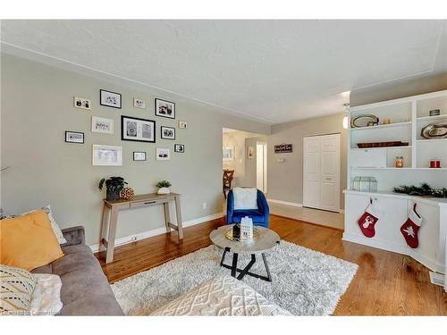 93 Crosby Drive, Kitchener, ON - Indoor Photo Showing Living Room