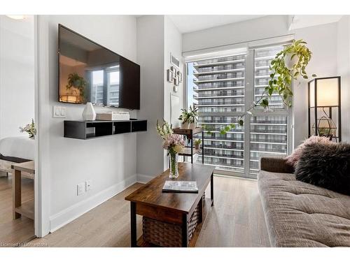 1105-33 Shore Breeze Drive, Etobicoke, ON - Indoor Photo Showing Living Room