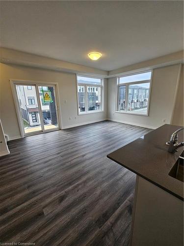 144-155 Equestrian Way, Cambridge, ON - Indoor Photo Showing Living Room