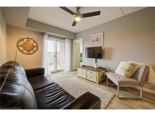 612-155 Water Street, Cambridge, ON - Indoor Photo Showing Living Room