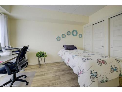 612-155 Water Street, Cambridge, ON - Indoor Photo Showing Bedroom