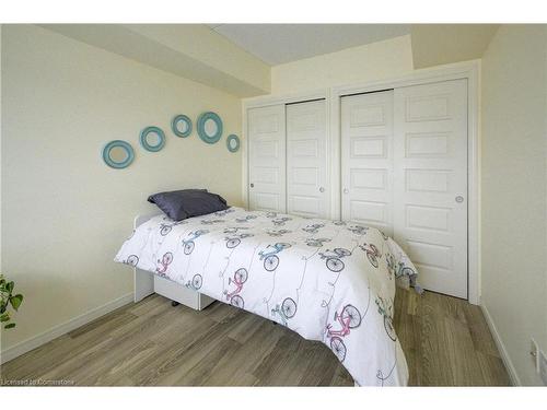 612-155 Water Street, Cambridge, ON - Indoor Photo Showing Bedroom