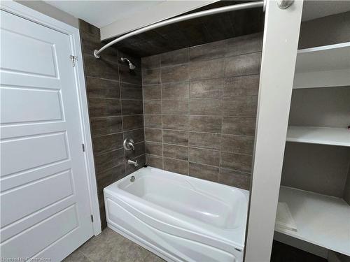 Lower-1801 Biscayne Drive, Cambridge, ON - Indoor Photo Showing Bathroom