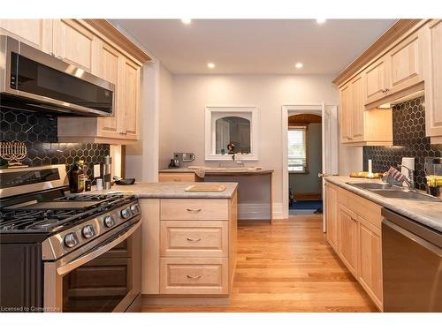 154 Main Street W, Shelburne, ON - Indoor Photo Showing Kitchen With Double Sink