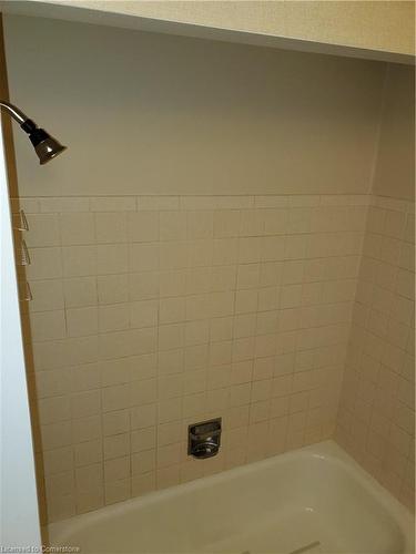 24-423 Westwood Drive, Kitchener, ON - Indoor Photo Showing Bathroom