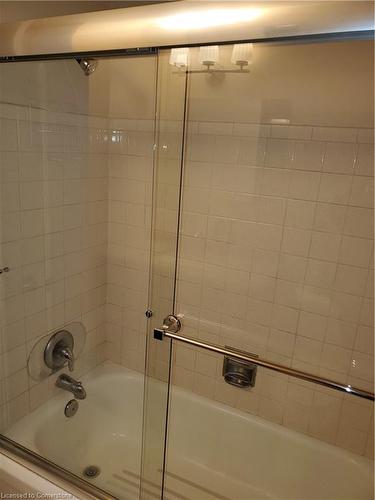 24-423 Westwood Drive, Kitchener, ON - Indoor Photo Showing Bathroom