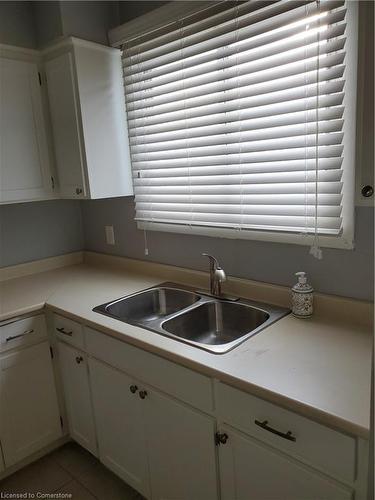 24-423 Westwood Drive, Kitchener, ON - Indoor Photo Showing Kitchen With Double Sink