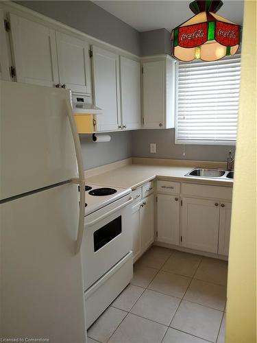 24-423 Westwood Drive, Kitchener, ON - Indoor Photo Showing Kitchen