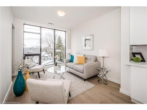 403-690 King Street W, Kitchener, ON - Indoor Photo Showing Living Room