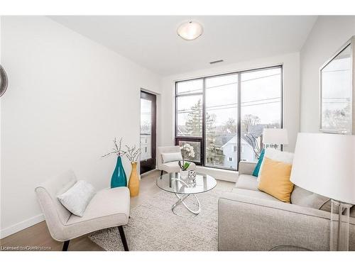 403-690 King Street W, Kitchener, ON - Indoor Photo Showing Living Room