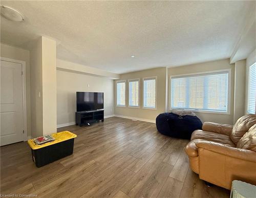 6-311 Woolwich Street, Waterloo, ON - Indoor Photo Showing Living Room