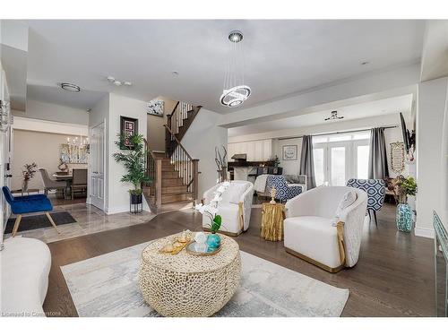 1526 Edencrest Drive, Mississauga, ON - Indoor Photo Showing Living Room